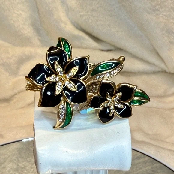 Vintage Rhinestone Enamel Floral Gold Tone Brooch Pin EUC - Picture 13 of 15